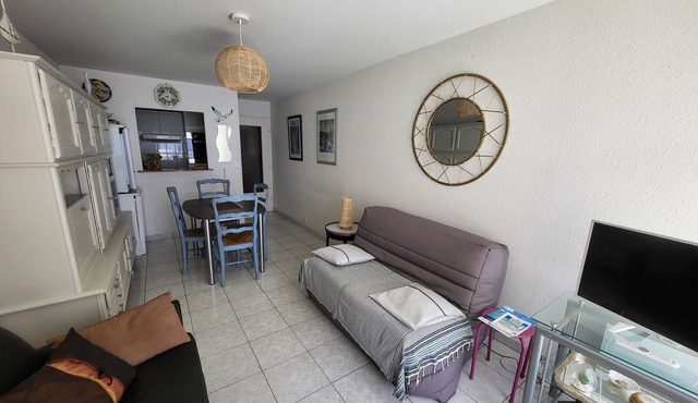 Beachside Comfort: Cozy 2BR Apartment Near Shops, Market, and Activities