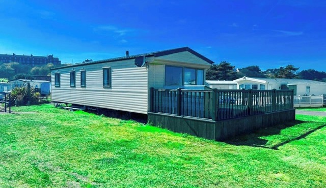 Beachside Caravan Retreat in Lowestoft – Sleeps 6