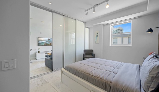 Beachside Charm: Walk to the Beach