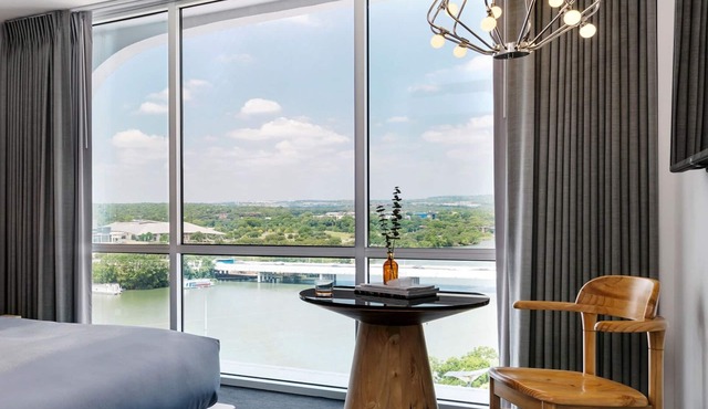 Beachside Comfort, Views of Austin, Pets Stay For Free, Onsite Swimming Pool!