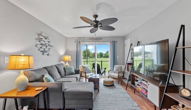 Beachside Condo w/Stunning Lake Views