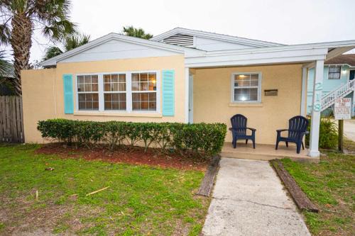 Beachside Cottage Home - Short Walk to the Beach