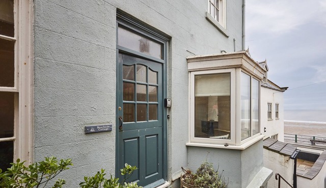 BEACHSIDE COTTAGE, character holiday cottage in Sandsend