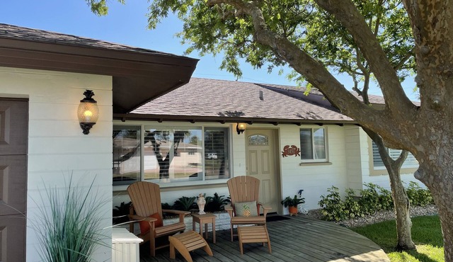 Beachside Daytona Beach Shores 5 min walk to beach, restaurants and more!