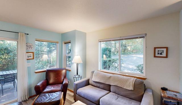 Beachside dog-friendly condo with deck & full kitchen - walk 1.5 blocks to beach