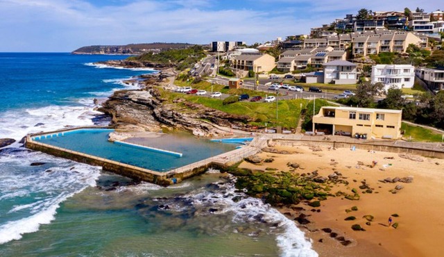 BEACHSIDE DREAM HOME - 2 Minute walk to beach.