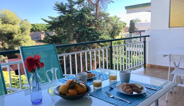 Beachside Apartment 'La Mediterranea' - 100m from the Sea, Close to Sitges and Barcelona