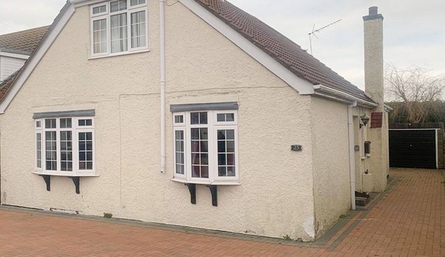 Beachside Family Home Sleeps 8 with Parking