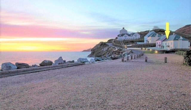 Beachside family house sleeps 8 pet friendly