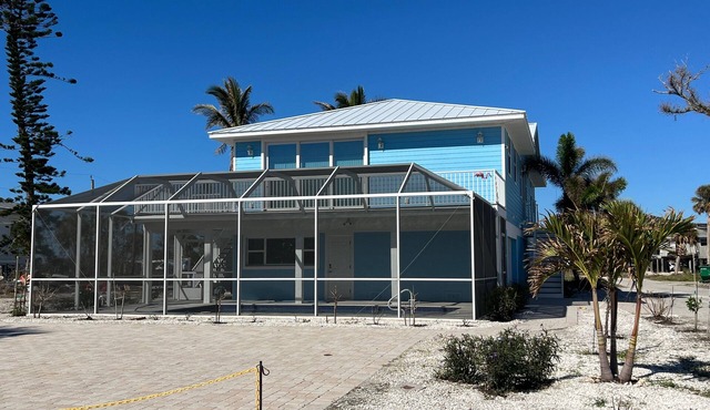Beachside Flamingo House , Pool Home 3 bedroom, 3 bath Sleeps 6