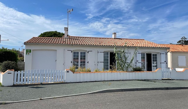 Beachside House with Private Garden, 3 Bedrooms, and Close to Forest