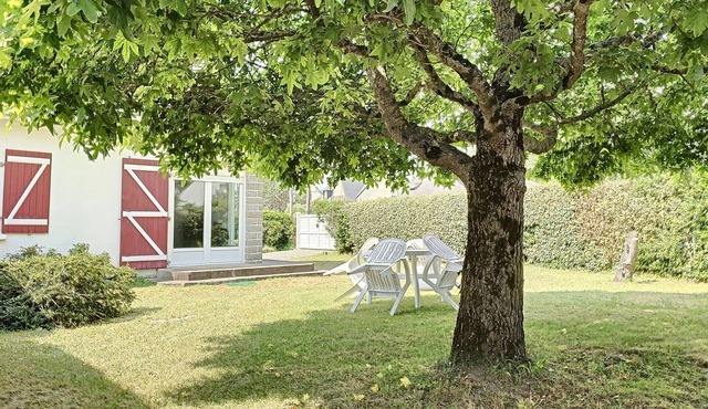 Beachside Getaway: Cozy Cottage with Garden, 150m to Shore