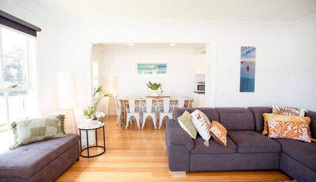 Beachside Getaway Bay Views North Shore VIC Sleeps 12 Free WiFi