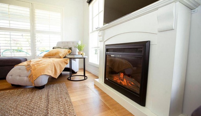 Beachside Getaway Bay Views North Shore VIC Sleeps 12 Free Wifi