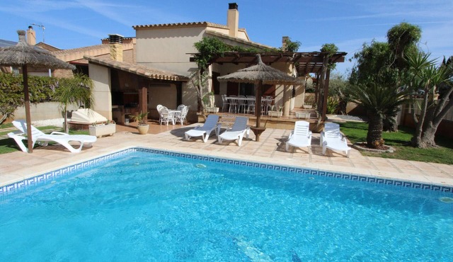 Beachside Getaway: Private Pool, Pet-Friendly, Free WiFi, Air Con, Near Dog-Friendly Beach