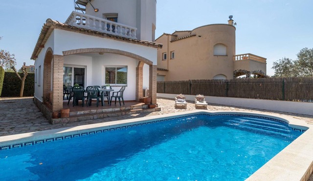 Beachside Haven with Pool, BBQ, WiFi & A/C – 200m from Sant Pere Pescador Beach