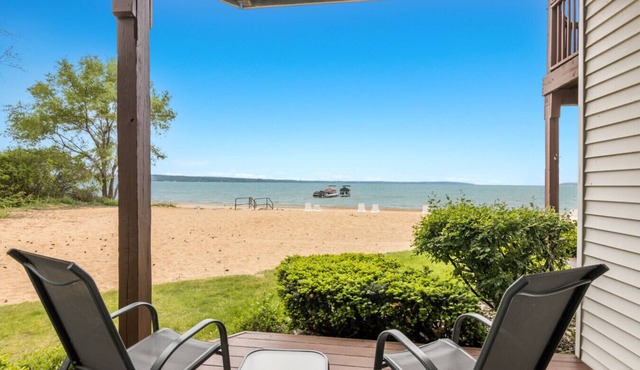 Beachside Haven 102 |Beachfront Condo |Near Downtown + Tart Trail