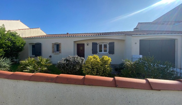 Beachside house, walk to beach, WIFI, parking, pets allowed