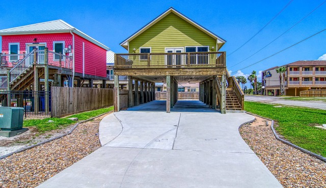Beachside home with huge deck just steps from the sand - minutes to city