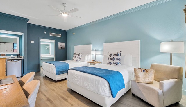 Beachside Inn/Steps from the Beach!/2 Queen Beds