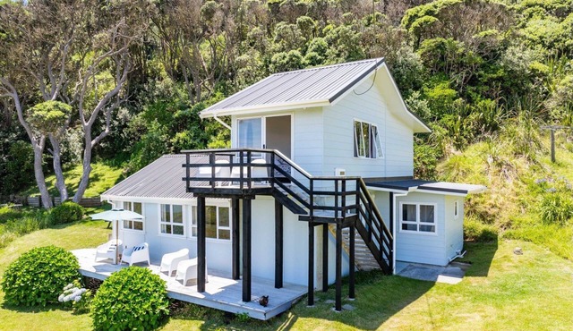 Beachside Kiwi Bach at Glinks Gully - pet friendly!