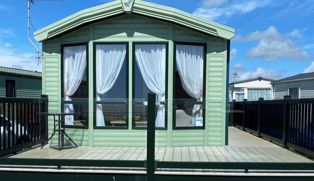 Beachside Lodge - Sleeps 6 - Pets ok - Parking