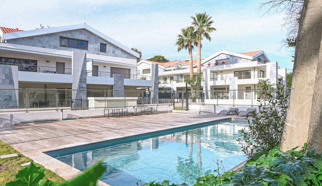 Beachside Luxury Apartment with Pool Access