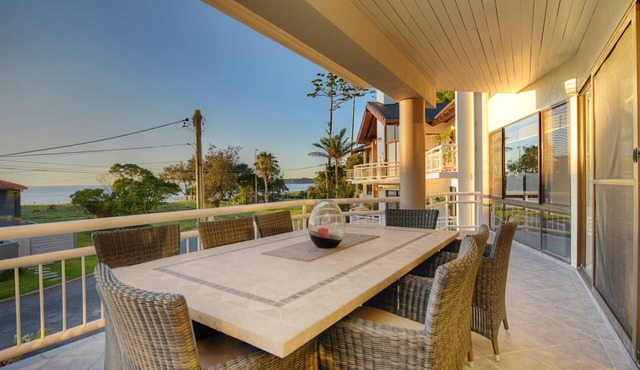 Beachside Manor - Stunning 6-bedroom, 3-bathroom home in an exclusive, absolute beachfront location