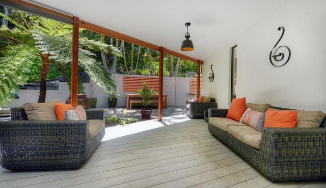 BEACHSIDE MANOR - walk to the beach