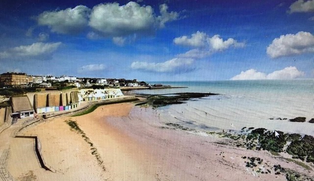 Beachside Mews - Brand Newly Refurbished Apartment By The Beach