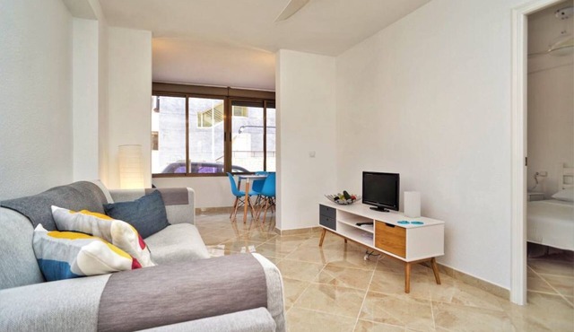 Beachside Modern 2 Bedroom spacious Apartment