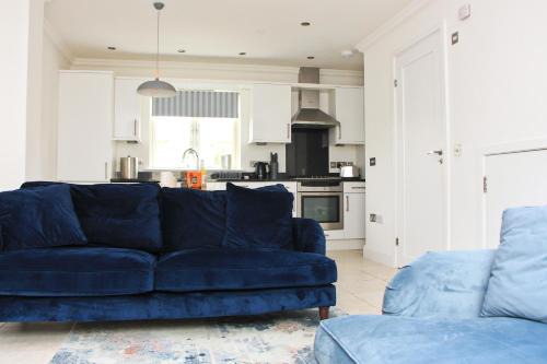 BEACHSIDE modern home, dogs welcome