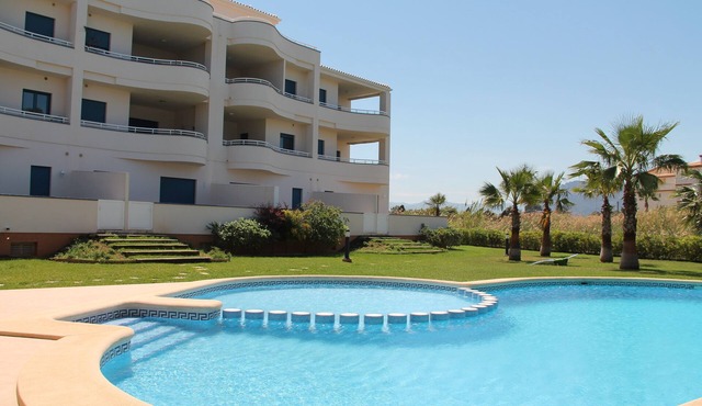 Beachside new luxury apartment with sea & mountain views, great location & Wi-FI