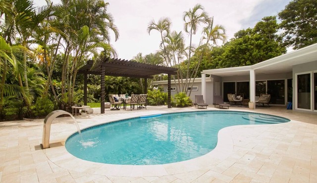 Beachside Oasis in Prime Location w/Pool & Gardennn
