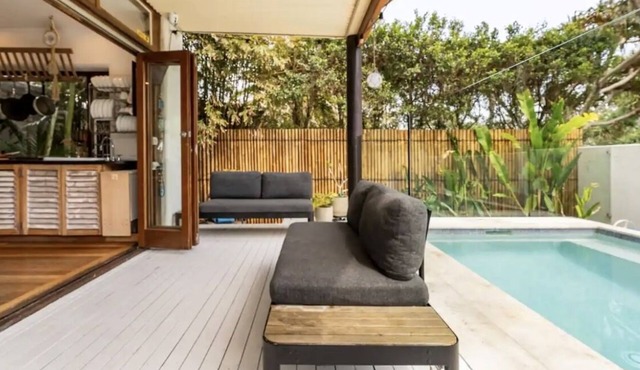 Beachside pet friendly home in Suffolk Park, with pool. Sleeps 10