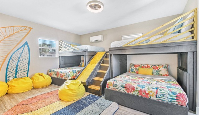 Beachside Retreat: Pool, Mini-Golf, Theater, Pong