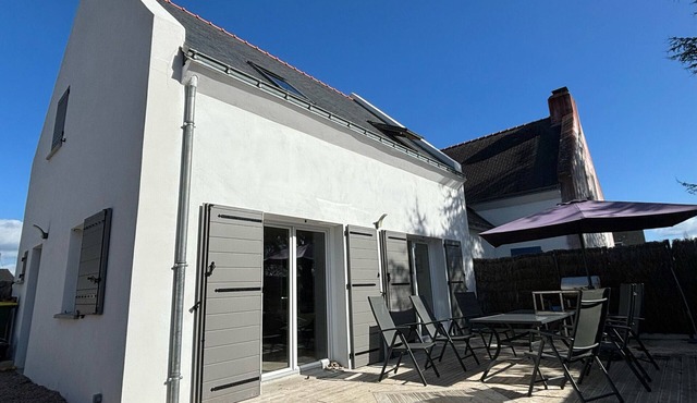 Beachside Retreat with Garden, Terrace & Bikes - 3BR, Sleeps 6, Near Shops & Beach