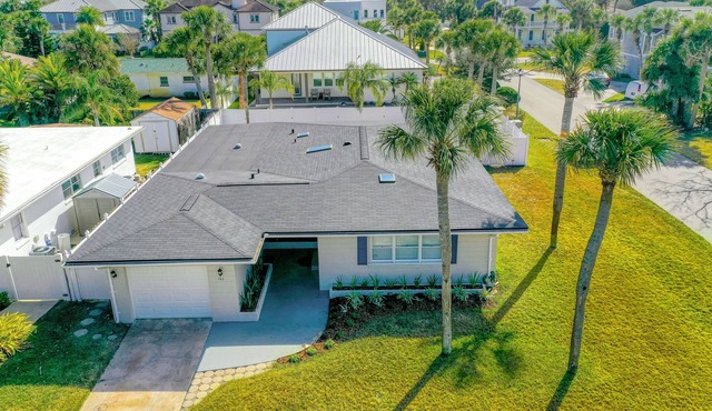 Beachside snowbird escape with fenced yard & washer/dryer - walk to beach access