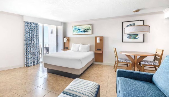 Beachside Studio w/Kitchen, Pools & Hot Tub l Near Daytona Beach Pier - 4.7 mi