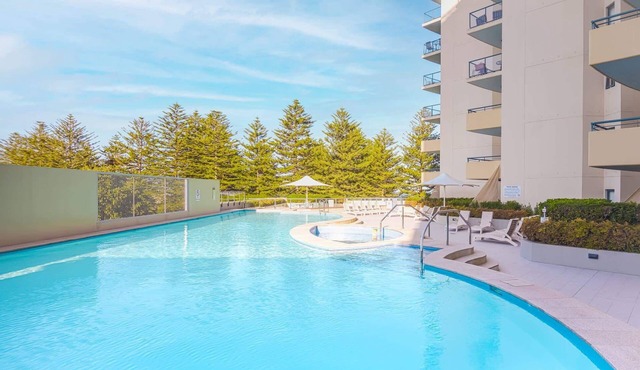 Beachside Studio with Pool and Gym Access