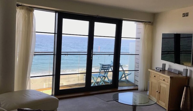 Beachside, stunning apartment with sea and harbour views