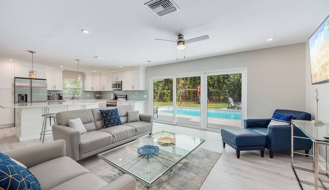 Beachside Private Pool/Yard Kid&Pet Friendly. 3 min from the Beach