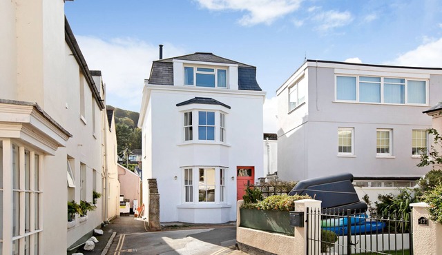 Beachside Village House withParking, sleeps 14 all en-suite, freshly renovated