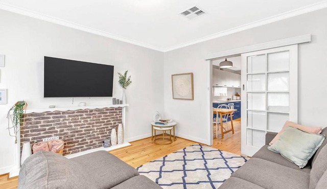 Beachtown Breeze - A Coastal Gem in Glenelg East