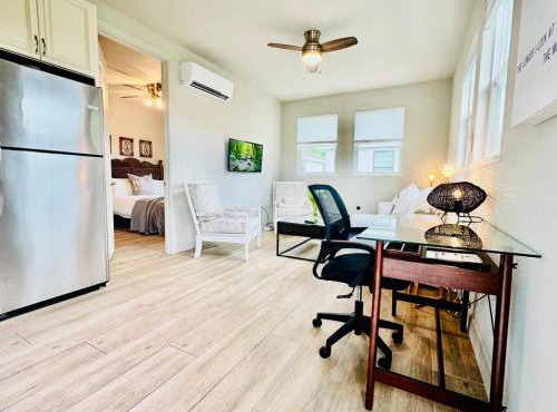 Beachtown Remote Worker Friendly-High Speed WiFi-Pets Welcome-Lido Beach-Opera-Symphony-Walk or Bike to Restaurants-10 Acre Park with Pickleball, Tennis, Basketball