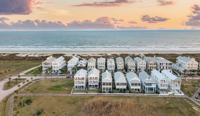 Beachtown - STEPS FROM BEACH - 1 Story + Elevator + Golf Cart + Pet Friendly!