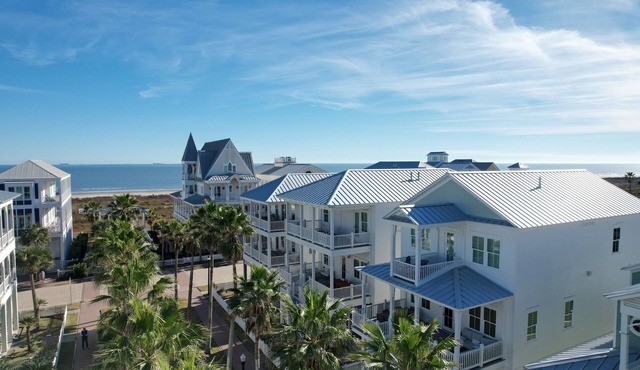 Beachtown - STEPS FROM BEACH & POOL - Breathtaking 5-bedroom house w/Elevator!