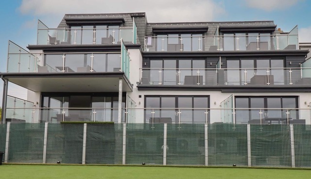 BEACHVIEW APARTMENT 9, pet friendly, with a garden in Crantock