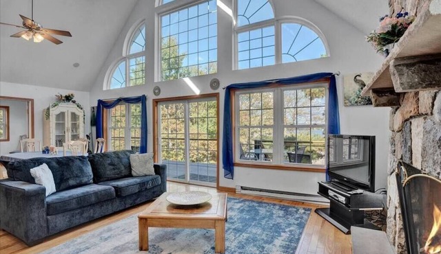 Beachview Chalet | Steps to Lake | Mins to Skiing