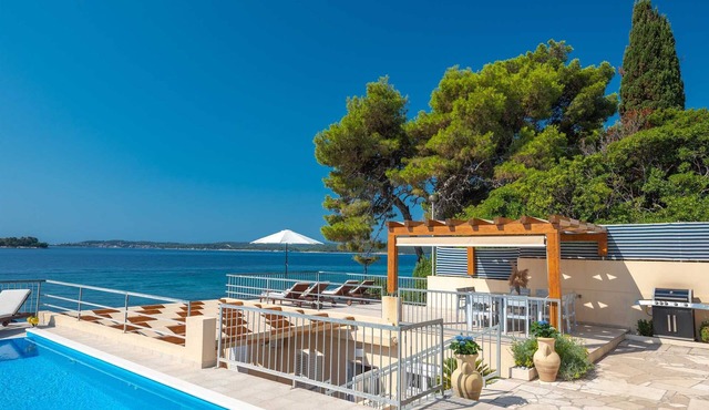 Beachvilla AdriaStone with Pool and Jacuzzi